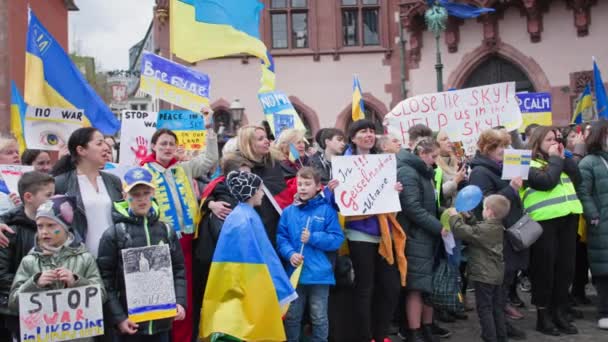 フランクフルト マイン ドイツ エイプリル10 2022 ウクライナでの戦争に抗議し ヨーロッパからの支援を求めるスローガンで旗や標識を持つ人々や子供たちのグループ — ストック動画