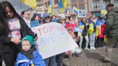 FRANKFURT AM MAIN, Almanya 10 Nisan 2022: ellerinde pankartlarla bir grup insan Ukrayna 'daki savaşı ve Rus ordusunun saldırısını protesto ediyorlar