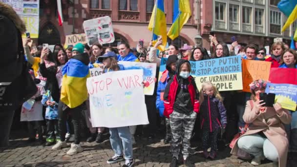 フランクフルト マイン ドイツ エイプリル10 2022 ウクライナ国におけるロシア軍の攻撃に抗議する青と黄色の旗とポスターとスローガンを持つ人々 ヨーロッパの注目を集める — ストック動画