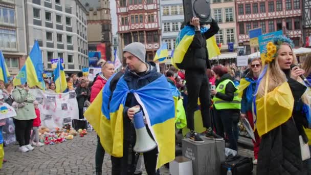 フランクフルト マイン ドイツ エイプリル社2022年10月10日 黄青色の旗を持つ人々はウクライナを支援し ヨーロッパにウクライナ軍の支援を求める — ストック動画