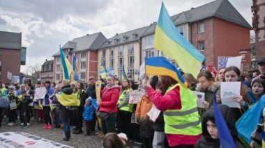 FRANKFURT AM MAIN, ALMAN- 10 Nisan 2022: Rus ordusunun Ukrayna 'ya işgalini, egemenlik, soykırım ve sivillerin öldürülmesini protesto eden kalabalık