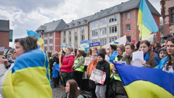 2022年4月10日 法兰克福 手持标语牌的黄蓝色旗帜的人们要求停止俄罗斯军队对乌克兰国家的行动 — 图库视频影像