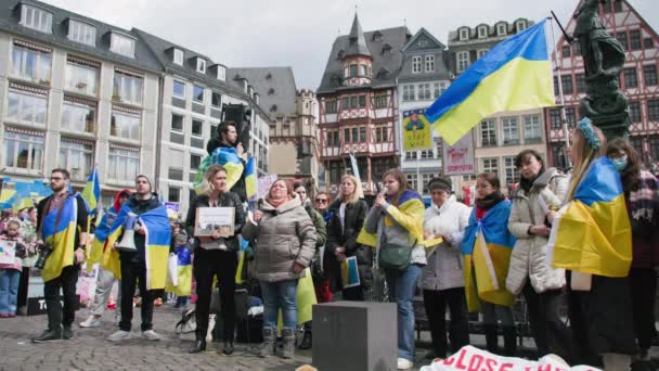 Frankfurt Main Germany April 2022 一群拿着国旗和海报的人要求停止乌克兰战争 停止普京和对乌克兰人的种族灭绝 — 图库视频影像