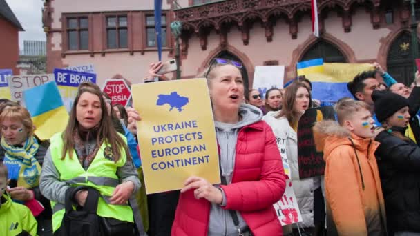 フランクフルト マイン ドイツ エイプリル10 2022年 人々はウクライナへのロシア軍の攻撃に抗議し ヨーロッパからの支援を求めています — ストック動画
