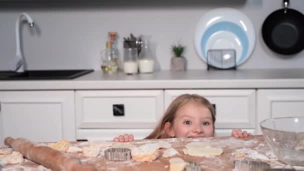 Retrato Menina Enquanto Cozinha Massa Espreitando Debaixo Mesa Sorrindo Olhando — Vídeo de Stock