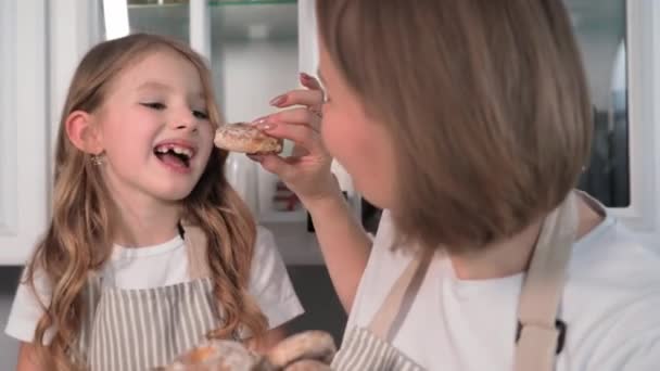 Portrét Půvabné Mladé Ženy Krásnou Holčičkou Miskou Sladkých Bagelů Polevě — Stock video