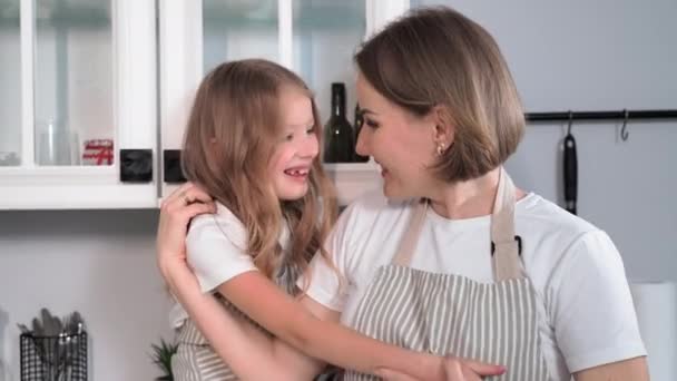 Μητρότητα Στοργική Γυναίκα Γονέας Αγκαλιάζει Απαλά Κόρη Που Τρώει Γλυκό — Αρχείο Βίντεο