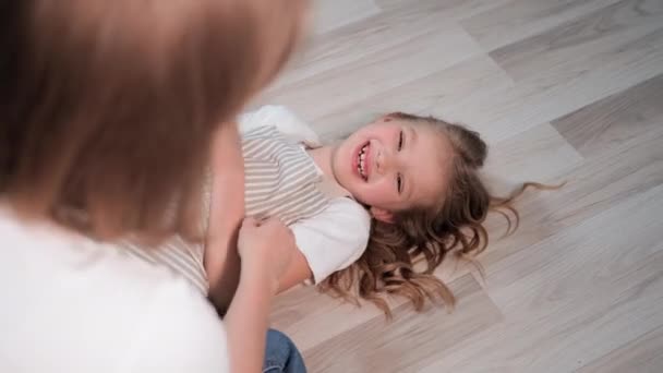 Μαμά Κόρη Σχέση Θηλυκό Παιδί Που Διασκεδάζει Παίζοντας Μαμά Γαργάλημα — Αρχείο Βίντεο