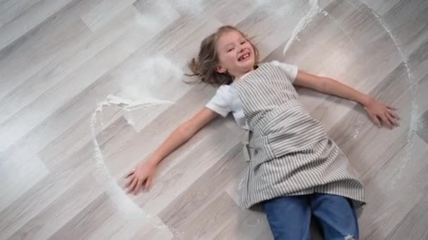 Πορτρέτο Του Χαρούμενη Κοριτσάκι Παίζει Αλεύρι Που Βρίσκεται Στο Πάτωμα — Αρχείο Βίντεο