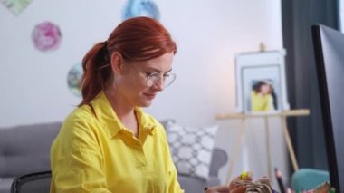 Gülümseyen kadın tasarımcının portresi kullanılmış spor ayakkabıları yeniden markalaştırıyor ve kıyafet tüketimine, gülümsemeye ve kameraya farklı bir bakış açısıyla eşsiz izler çiziyor.