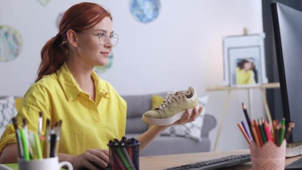 Zapatos Diseño Mujer Creativa Gafas Usando Marcador Dibuja Una Impresión — Vídeo de stock