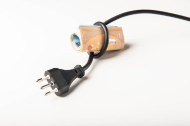 Avro parasıyla doldur. Elektrik faturasının kullanımını gösteren Euro banknotları