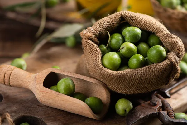 Green Olives Rustic Table Close — Stock Photo, Image