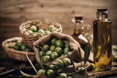 Şişede yeşil zeytinyağı ve zeytin yağı.