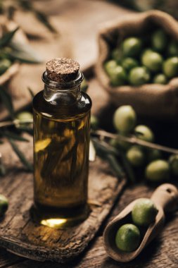 Şişede yeşil zeytinyağı ve zeytin yağı.