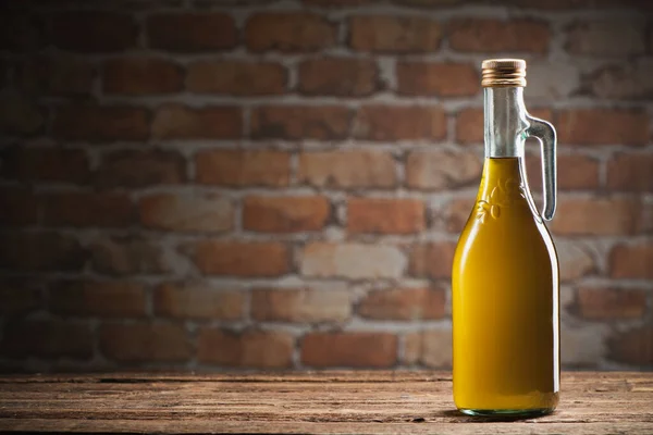 Bottiglia Olio Tavolo Rustico Con Sfondo Parete Vicino — Foto Stock