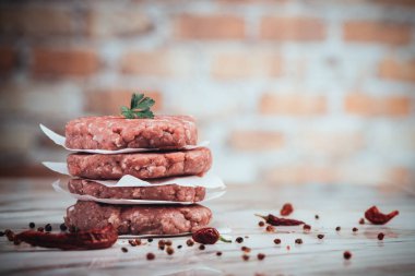 Çiğ sığır eti bifteği. Yakın plan.