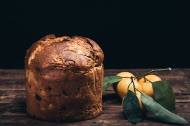 Köy masasında Noel pastası panettonu