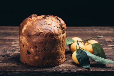 Köy masasında Noel pastası panettonu