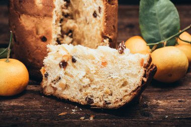 Köy masasında Noel pastası panettonu