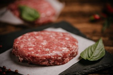 Burger bifteği pirzola hazır. Köy masasına yakın.