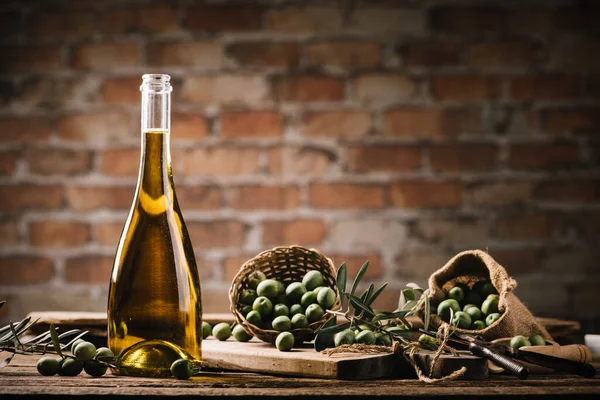 Olio Con Olive Fresche Legno Rustico Chiudi — Foto Stock