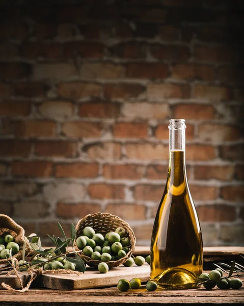 Olio Con Olive Fresche Legno Rustico Chiudi — Foto Stock