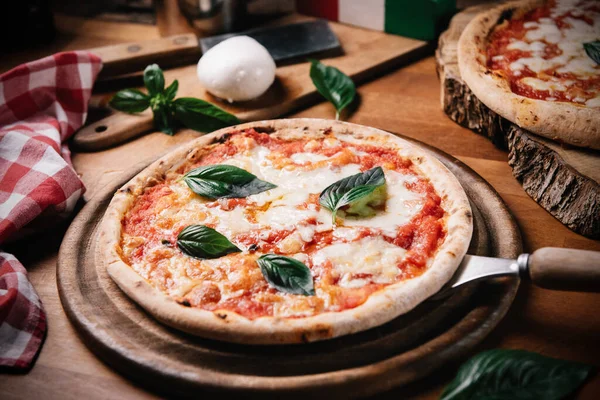 Una Pizza Recién Horneada Margherita Con Aceite Oliva Tomates Mozzarella —  Fotos de Stock