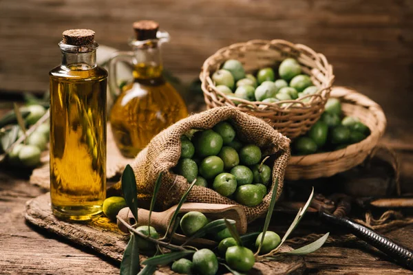 Huile Olive Aux Olives Fraîches Sur Bois Rustique Close — Photo