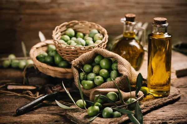 Huile Olive Aux Olives Fraîches Sur Bois Rustique Close — Photo