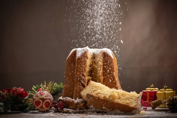 Geleneksel İtalyan Noel pastası Pandoro Noel süsü ve hediyeleri ile. Kapat.