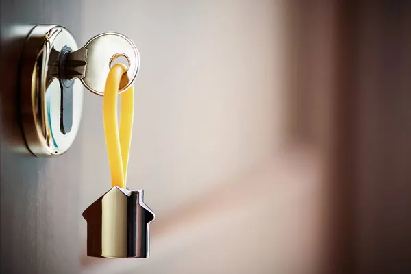 Evin Anahtarı Kapıda Evdeki Gümüş Anahtarlığın Anahtarı Fotokopi Alanı Olan — Stok fotoğraf