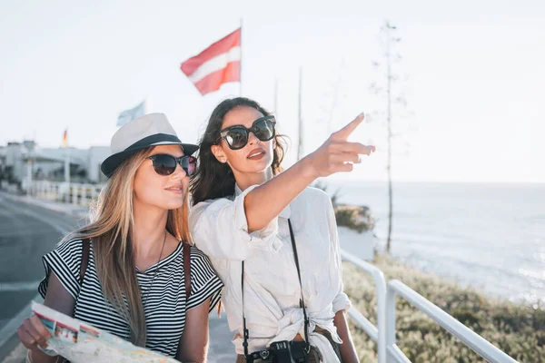 Twee Mooie Blonde Brunette Vrouwen Met Toeristische Kaart Vakantie Vakantie — Stockfoto