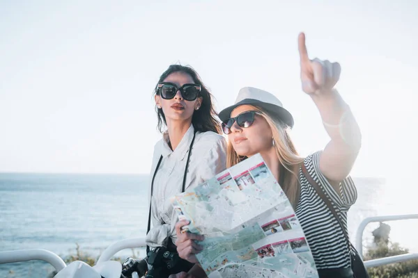 Dwie Piękne Blondynki Brunetki Mapą Turystyczną Wakacjach Wakacje Koncepcja Turystyki — Zdjęcie stockowe