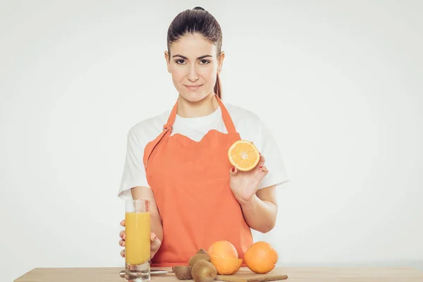 Jeune Femme Aux Fruits Isolés — Photo