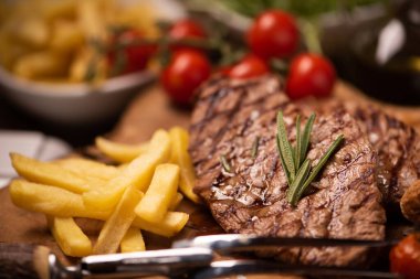 ızgara biftek, patates ve sebze yakın çekim