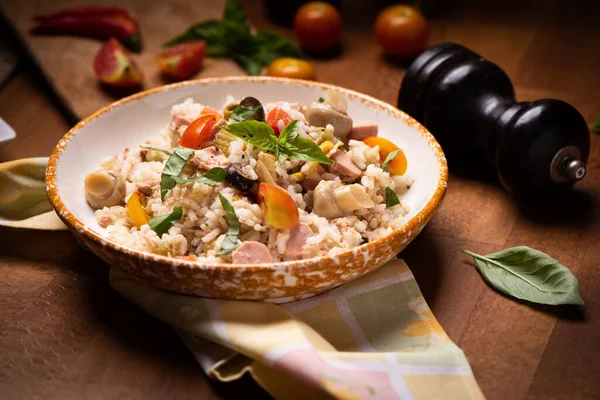 Ensalada Arroz Verano Con Verduras Hierbas Frescas Close — Foto de Stock