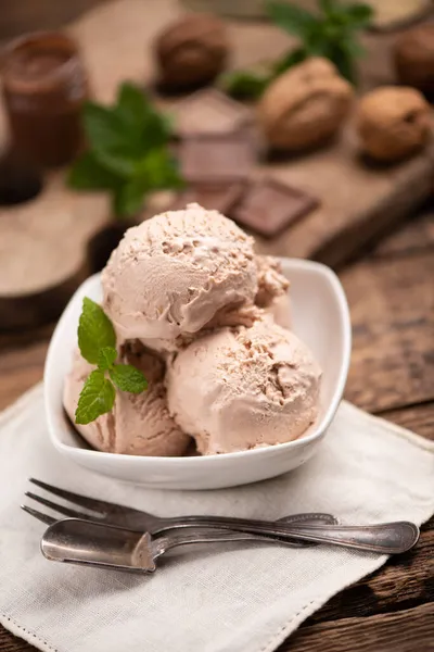 Орешки Шоколадный Мороженое Деревянном Столе Подается Чашке Крупным Планом — стоковое фото
