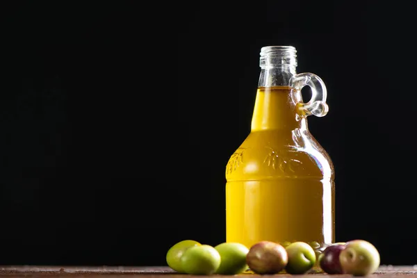 Aceitunas Una Botella Aceite Oliva Sobre Negro Cerca — Foto de Stock