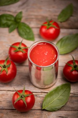  Yukarıdan gelen konserve domatesler ahşap masaya yakın.