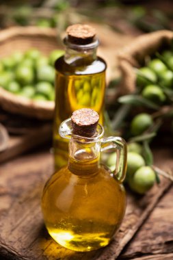 Yanında taze yeşil zeytinli ekstra saf zeytinyağı.