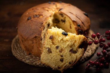 Panettone geleneksel İtalyan Noel pastası pişirdi.