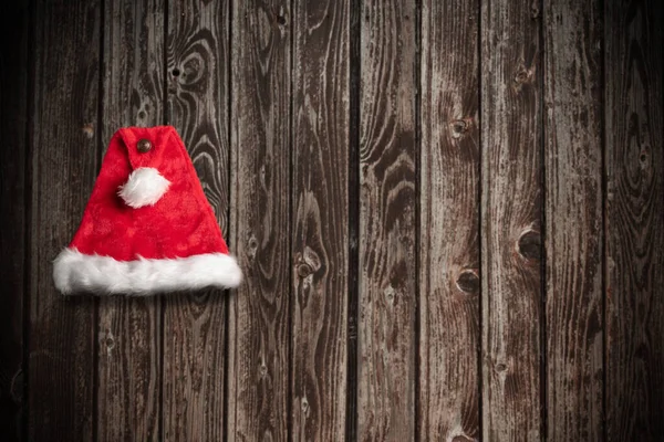 Weihnachtsmann Mütze Hängt Holzwand Aus Nächster Nähe — Stockfoto