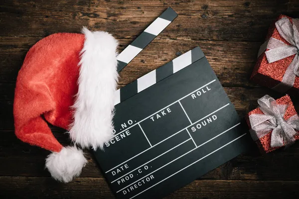 Tahta üzerinde film tahtası olan Noel şapkası.