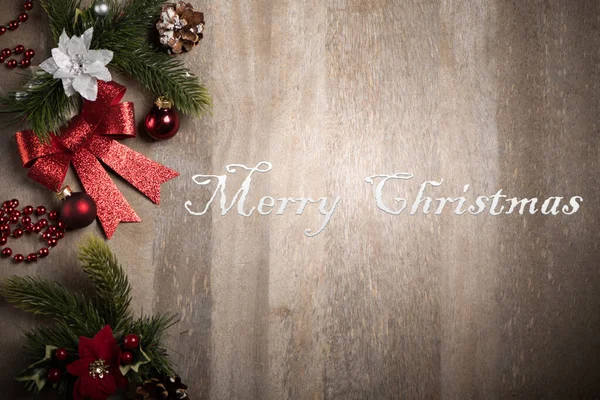木の板のクリスマスの背景 メリークリスマスメッセージ — ストック写真