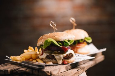 Ahşap zeminde lezzetli bir hamburger yakın plan.