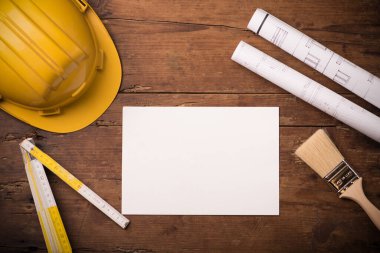 Proje inşaat planları ve mühendislik araçları ahşap masa, kopyalama alanı, üst görünüm