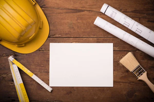 Proje inşaat planları ve mühendislik araçları ahşap masa, kopyalama alanı, üst görünüm
