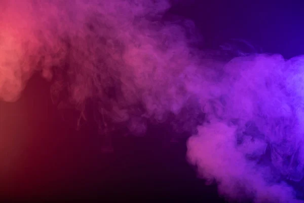 煙の色と黒の背景 異なる色の煙の雲 — ストック写真