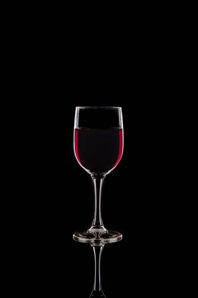 黒を背景にしたシルエットの赤ワインのグラス — ストック写真
